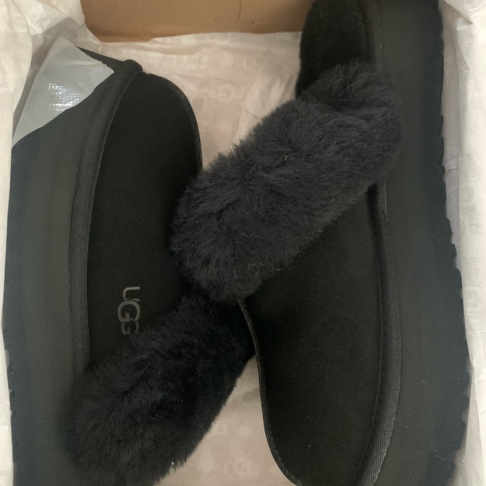 UGG SLIPPERS